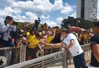 Jair Bolsonaro deixa isolamento e cumprimenta manifestantes em Brasília; VEJA VÍDEO