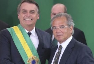 O presidente Jair Bolsonaro empossa o ministro da Economia, Paulo Guedes, durante cerimônia de nomeação dos ministros de Estado, no Palácio do Planalto.