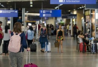 Bolsonaro entra na Justiça e reabre aeroportos no Ceará; primeiro voo veio do epicentro da pandemia