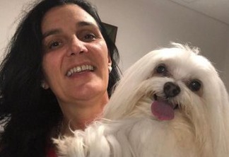 Beatriz Onofre e a cadela Pipoca: as duas estão isoladas por causa do coronavírus