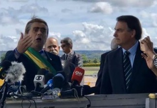 Bolsonaro coloca humorista para responder jornalistas em seu lugar - VEJA VÍDEO