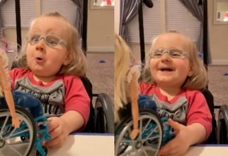 Menina tem reação inesperada ao ganhar de boneca de cadeira de rodas; VEJA VÍDEO