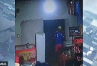 Comerciante reage a assalto após perceber que arma era de brinquedo - VEJA VÍDEO