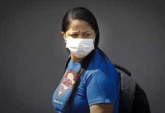 Paciente na sala de espera do Hospital Regional da Asa Norte usando máscara. Sérgio Lima/Poder360 14.03.2020