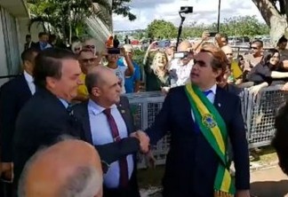 ‘Stand-up’ de Bolsonaro repercute negativamente no exterior: 'tentativa de humilhar a imprensa'