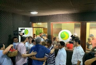 PRESENTES, FOTOS E PALMAS: Ricardo Coutinho sai de entrevista sob aprovação de populares - VEJA VÍDEO