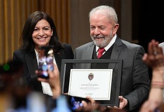 Former Brazilian president Luiz Inacio Lula da Silva (R) poses after receiving the honorary citizenship of Paris from Paris Mayor Anne Hidalgo (L) on March 2, 2020, in Paris. (Photo by Alain JOCARD / AFP)