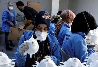Os trabalhadores produzem máscaras faciais à medida que a demanda por sua produção aumenta rapidamente e se esforça para atender aos pedidos, nas instalações de um fabricante turco em Istambul, Turquia, em 30 de janeiro de 2020.