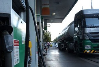Caminhão-tanque abastece posto de combustivel no Plano Piloto, região central da capital