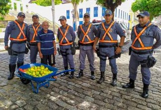 Vendedor de laranjas idoso tem carrinho de mão furtado e policiais compram um novo ao vê-lo com saco nas costas