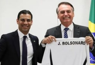 Prefeito de Miami testa positivo para coronavírus após evento com Bolsonaro