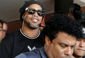 Feijão, churrasco e bola: como comunidade de cadeia tenta animar Ronaldinho