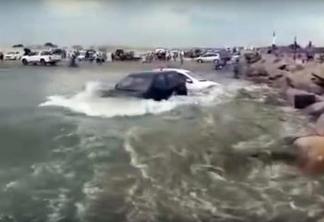 FENÔMENO: Praia brasileira tem tsunami meteorológico e carros são arrastados pela água; VEJA VÍDEO