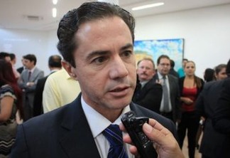 “Ele afronta, mais uma vez, a iniciativa dos governadores”, diz Veneziano sobre postura de Bolsonaro
