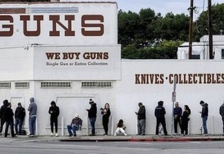 Americanos fazem fila para comprar armas durante pandemia do coronavírus