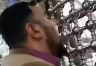 Iranianos beijam e lambem símbolos religiosos para mostrar que não temem o coronavírus - VEJA VÍDEO