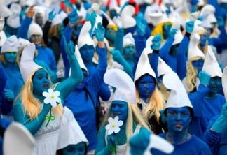 Milhares de pessoas fantasiadas de Smurfs batem recorde na França