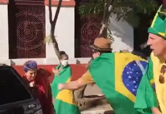 AGRESSÃO: Bolsonarista dá soco em mulher durante manifestação pró intervenção militar; VEJA VÍDEO