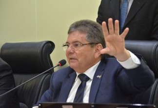 "NÃO TEM SENTIDO NENHUM": Adriano Galdino critica onda de reajuste de salários de vereadores e prefeitos