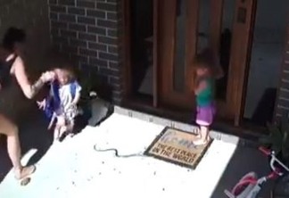 Mãe salva filhas de cobra venenosa na porta de casa; VEJA VÍDEO