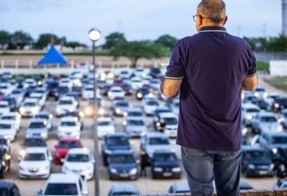 DRIBLANDO O ISOLAMENTO: Igreja evangélica faz culto drive-in com mais de 300 carros