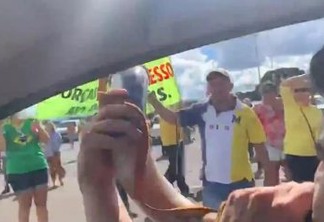 Jornalista toca berrante em meio a manifestação pró-Bolsonaro - VEJA