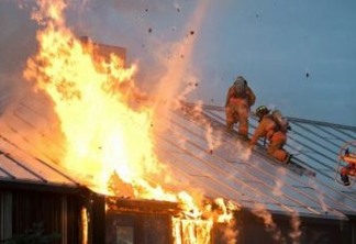 Casa é atingida por incêndio durante a madrugada, em Campina Grande