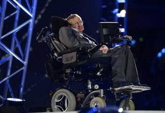 COMBATE À COVID-19: Família de Stephen Hawking doa seu respirador a hospital no Reino Unido