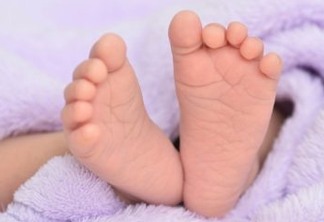 Catador encontra bebê recém nascido em lixeira