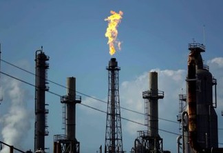 Preço do petróleo dispara mais de 10% com expectativa de acordo