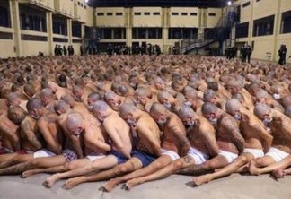 Detentos de penitenciária são amontados em pátio após série de mortes em prisões