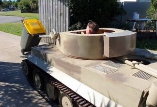 Adolescente usa réplica de tanque de guerra para pôr lixo para fora de casa - VEJA VÍDEO