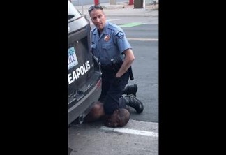 Policial filmado asfixiando homem negro é preso nos EUA - VEJA VÍDEO