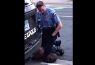 CENA FORTE: Homem negro morre após policial branco forçar joelhos sobre seu pescoço - VEJA VÍDEO