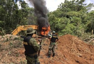 Bolsonaro e Moro trocaram mensagens sobre queima de maquinário em operações do Ibama