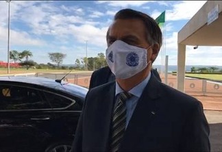 Bolsonaro faz piada sobre uso da cloroquina no dia em que o Brasil supera mil mortes por Covid-19 - VEJA VÍDEO