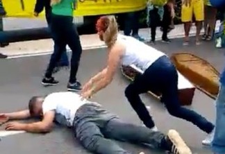 Bolsonaristas debocham de mortes por coronavírus e dançam “Thriller” com caixões - VEJA VÍDEO