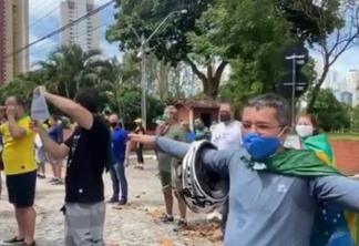 Violando decreto estadual: Bolsonaristas se aglomeram em frente às residências de João Azevêdo e Luciano Cartaxo para pedir fim do isolamento social
