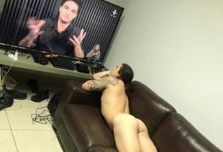 Whindersson Nunes assiste à entrevista de Felipe Neto deitado nu em sofá