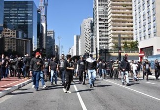 Ato pró-democracia tem confronto entre manifestantes e PM na Avenida Paulista - VEJA VÍDEO