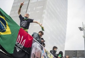 Bandeira de grupo neonazista foi registrada em manifestação pró-Bolsonaro em SP