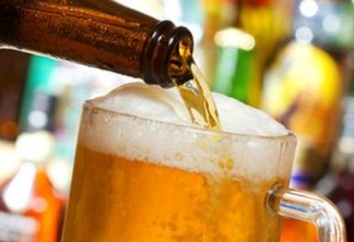 Cervejaria distribui bebida de graça após queda nas vendas
