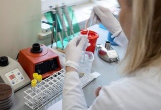 Um trabalhador de laboratório é visto no Departamento de Diagnóstico Laboratorial, que realiza testes de diagnóstico de coronavírus no Centro Wielkopolska de Pneumologia e Cirurgia Torácica em Poznan, Polônia em 3 de março de 2020. Foto tirada em 3 de março de 2020.