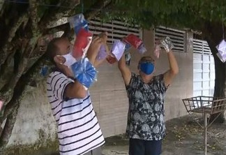 Após ser alvo de furto, 'Árvore de máscaras' doa proteção a moradores em João Pessoa