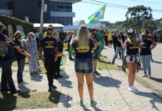 Sob protestos e aplausos, ex-ministro Sérgio Moro chega para depor à PF, em Curitiba