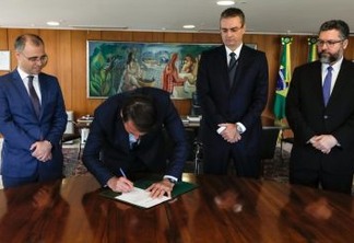CERIMÔNIA FECHADA: Bolsonaro nomeia delegado Rolando de Souza para comando da PF
