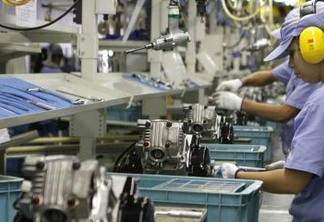 Produção industrial cai nos 15 locais pesquisados em março, diz IBGE