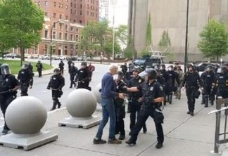 Policiais que empurraram idoso em protesto nos EUA são acusados de agressão