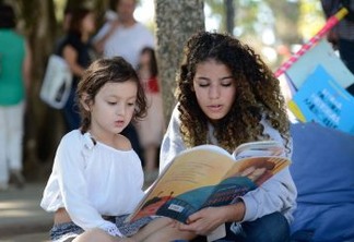 Paraty (RJ) - Adulto lê livro para criança na Praça da Matriz, palco da Flipinha (Tomaz Silva/Agência Brasil)