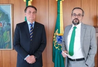 Ao lado de Bolsonaro, Ministro da Educação, Abraham Weintraub, anuncia saída do cargo; VEJA VÍDEO